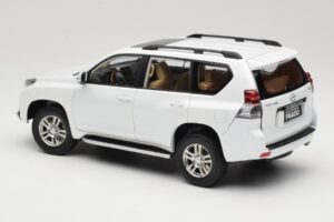 Toyota Land Cruiser Prado J150 Valkoinen Paudi Model 1:18 623132-WH Metalli — kuva 7 / 8