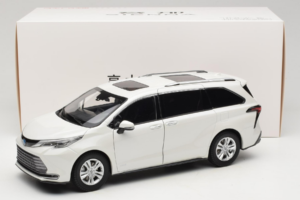 Toyota Sienna XL30 Valkoinen OEM 1:18 TOYOTA013 Metalli — kuva 8 / 8