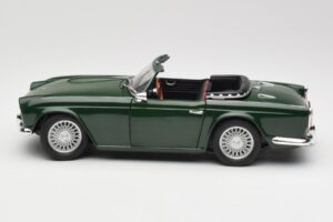 Triumph TR4 British Racing Green Revell 1:18 08827-T1 Metalli — kuva 4 / 8