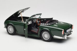Triumph TR4 British Racing Green Revell 1:18 08827-T1 Metalli — kuva 5 / 8