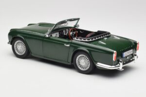 Triumph TR4 British Racing Green Revell 1:18 08827-T1 Metalli — kuva 7 / 8