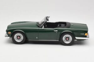 Triumph TR6 PI Tummanvihreä Minichamps 1:18 155132030 Metalli — kuva 3 / 6