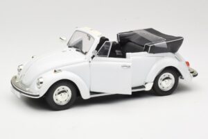 Volkswagen 1302 LS Cabriolet Valkoinen Revell 1:18 8415 Metalli — kuva 2 / 8