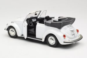 Volkswagen 1302 LS Cabriolet Valkoinen Revell 1:18 8415 Metalli — kuva 5 / 8