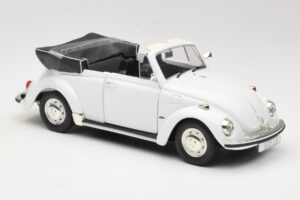 Volkswagen 1302 LS Cabriolet Valkoinen Revell 1:18 8415 Metalli — kuva 6 / 8