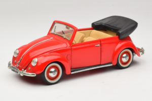 Volkswagen Beetle Avoauto Punainen Maisto 1:18 56010 Metalli