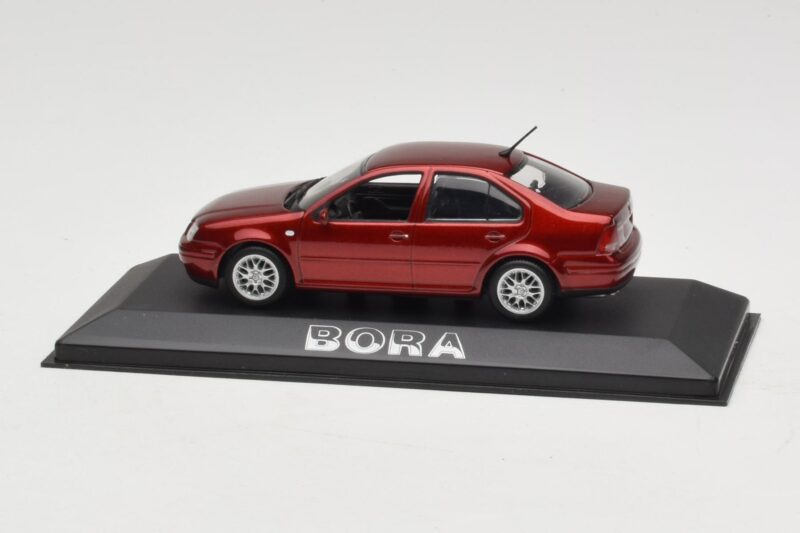 Volkswagen Bora Mk4 Red Metallic Minichamps 1:43 VW003 Metalli