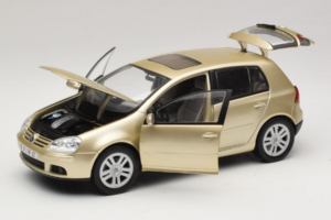 Volkswagen Golf Mk5 Light Bronze Metallic Bburago 1:18 09930201W Metalli — kuva 2 / 8