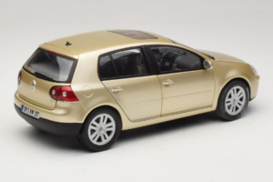Volkswagen Golf Mk5 Light Bronze Metallic Bburago 1:18 09930201W Metalli — kuva 3 / 8