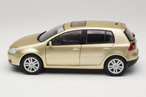 Volkswagen Golf Mk5 Light Bronze Metallic Bburago 1:18 09930201W Metalli — kuva 4 / 8