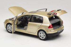 Volkswagen Golf Mk5 Light Bronze Metallic Bburago 1:18 09930201W Metalli — kuva 5 / 8
