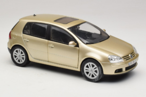 Volkswagen Golf Mk5 Light Bronze Metallic Bburago 1:18 09930201W Metalli — kuva 6 / 8