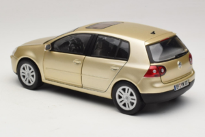 Volkswagen Golf Mk5 Light Bronze Metallic Bburago 1:18 09930201W Metalli — kuva 7 / 8