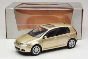 Volkswagen Golf Mk5 Light Bronze Metallic Bburago 1:18 09930201W Metalli — kuva 8 / 8