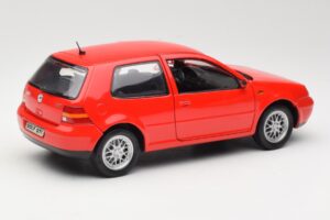 Volkswagen Golf Mk4 GTI Punainen Revell 1:18 08943 Metalli — kuva 3 / 8
