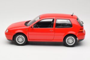 Volkswagen Golf Mk4 GTI Punainen Revell 1:18 08943 Metalli — kuva 4 / 8