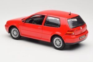 Volkswagen Golf Mk4 GTI Punainen Revell 1:18 08943 Metalli — kuva 7 / 8