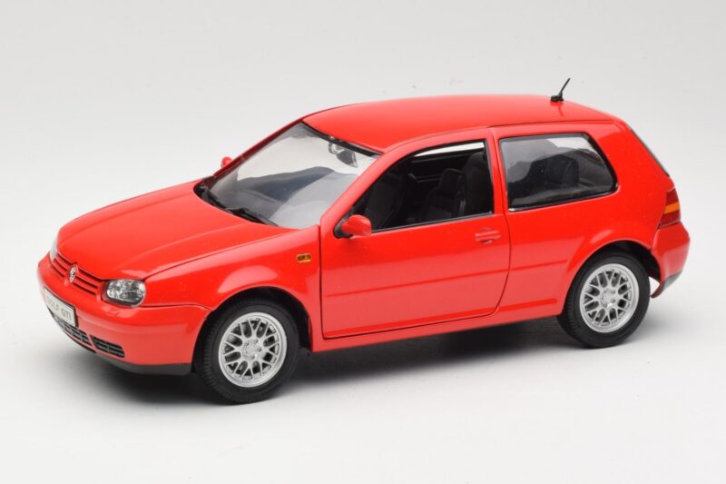 Volkswagen Golf Mk4 GTI Punainen Revell 1:18 08943 Metalli