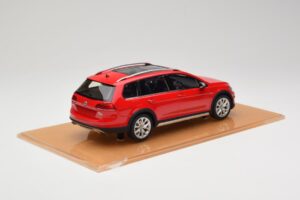 Volkswagen Golf Mk7 Alltrack Tornado Red DNA 1:18 DNA000035 Hartsi — kuva 2 / 6