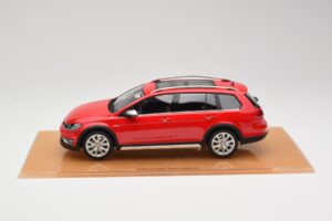 Volkswagen Golf Mk7 Alltrack Tornado Red DNA 1:18 DNA000035 Hartsi — kuva 3 / 6