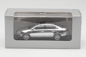 Volkswagen Passat B6 Chrome Silver 10 Years Volkswagen Magazine Minichamps 1:43 PASSAT004 Metalli — kuva 4 / 4