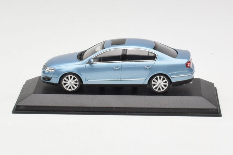 Volkswagen Passat B6 Blue Metallic Minichamps 1:43 PASSAT002 Metalli