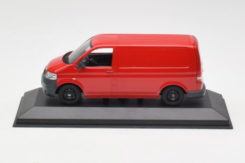 Volkswagen T5 Jakeluauto Punainen & Mustat Pyörät Minichamps 1:43 400052260-B Metalli