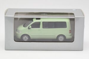 Volkswagen T5 Multivan California Limenvihreä Dealer Minichamps 1:43 400052201-D1 Metalli — kuva 4 / 4