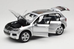 Volkswagen Touareg 7L Silver Metallic Kyosho 1:18 8821CS Metalli — kuva 2 / 8