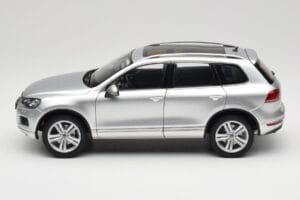 Volkswagen Touareg 7L Silver Metallic Kyosho 1:18 8821CS Metalli — kuva 4 / 8
