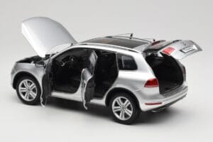 Volkswagen Touareg 7L Silver Metallic Kyosho 1:18 8821CS Metalli — kuva 5 / 8