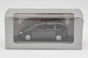 Volkswagen Touran 1T Tummanvihreä Minichamps 1:43 400052101 Metalli — kuva 4 / 4