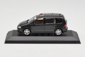 Volkswagen Touran 1T Tummanvihreä Minichamps 1:43 400052101 Metalli
