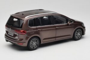 Volkswagen Touran 5T Ruskea Paudi Model 1:18 ZVE000003BRA Metalli — kuva 3 / 8