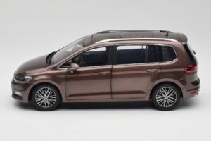 Volkswagen Touran 5T Ruskea Paudi Model 1:18 ZVE000003BRA Metalli — kuva 4 / 8