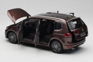 Volkswagen Touran 5T Ruskea Paudi Model 1:18 ZVE000003BRA Metalli — kuva 5 / 8