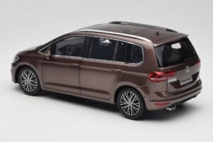 Volkswagen Touran 5T Ruskea Paudi Model 1:18 ZVE000003BRA Metalli — kuva 7 / 8