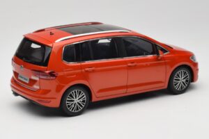 Volkswagen Touran 5T Oranssi Paudi Model 1:18 ZVE000003ORA Metalli — kuva 3 / 8