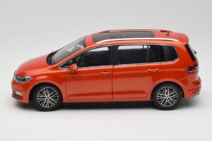 Volkswagen Touran 5T Oranssi Paudi Model 1:18 ZVE000003ORA Metalli — kuva 4 / 8