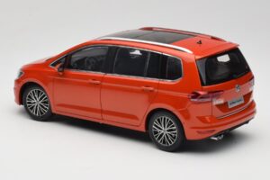 Volkswagen Touran 5T Oranssi Paudi Model 1:18 ZVE000003ORA Metalli — kuva 7 / 8