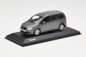 Volkswagen Touran Sport Platinum Grey Minichamps 1:43 TOURAN003 Metalli — kuva 2 / 4