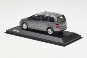 Volkswagen Touran Sport Platinum Grey Minichamps 1:43 TOURAN003 Metalli — kuva 3 / 4