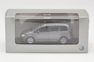 Volkswagen Touran Sport Platinum Grey Minichamps 1:43 TOURAN003 Metalli — kuva 4 / 4