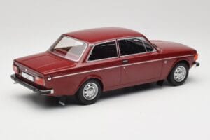 Volvo 142 Tummanpunainen MCG 1:18 MCG18443 Metalli — kuva 2 / 6