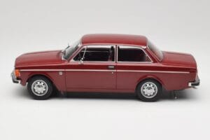 Volvo 142 Tummanpunainen MCG 1:18 MCG18443 Metalli — kuva 3 / 6
