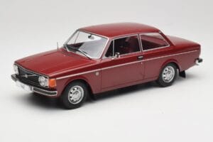 Volvo 142 Tummanpunainen MCG 1:18 MCG18443 Metalli