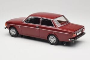 Volvo 142 Tummanpunainen MCG 1:18 MCG18443 Metalli — kuva 5 / 6