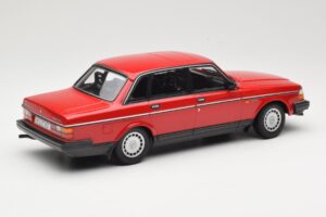 Volvo 240 GL Tummanpunainen Minichamps 1:18 166171401 Metalli — kuva 2 / 6