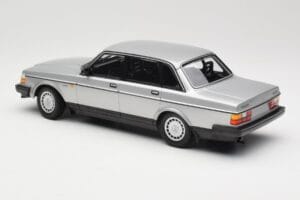 Volvo 240 GL Hopea Minichamps 1:18 155171408 Metalli — kuva 5 / 6