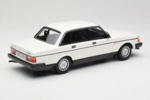 Volvo 240 GL Valkoinen Minichamps 1:18 155171402 Metalli — kuva 2 / 6
